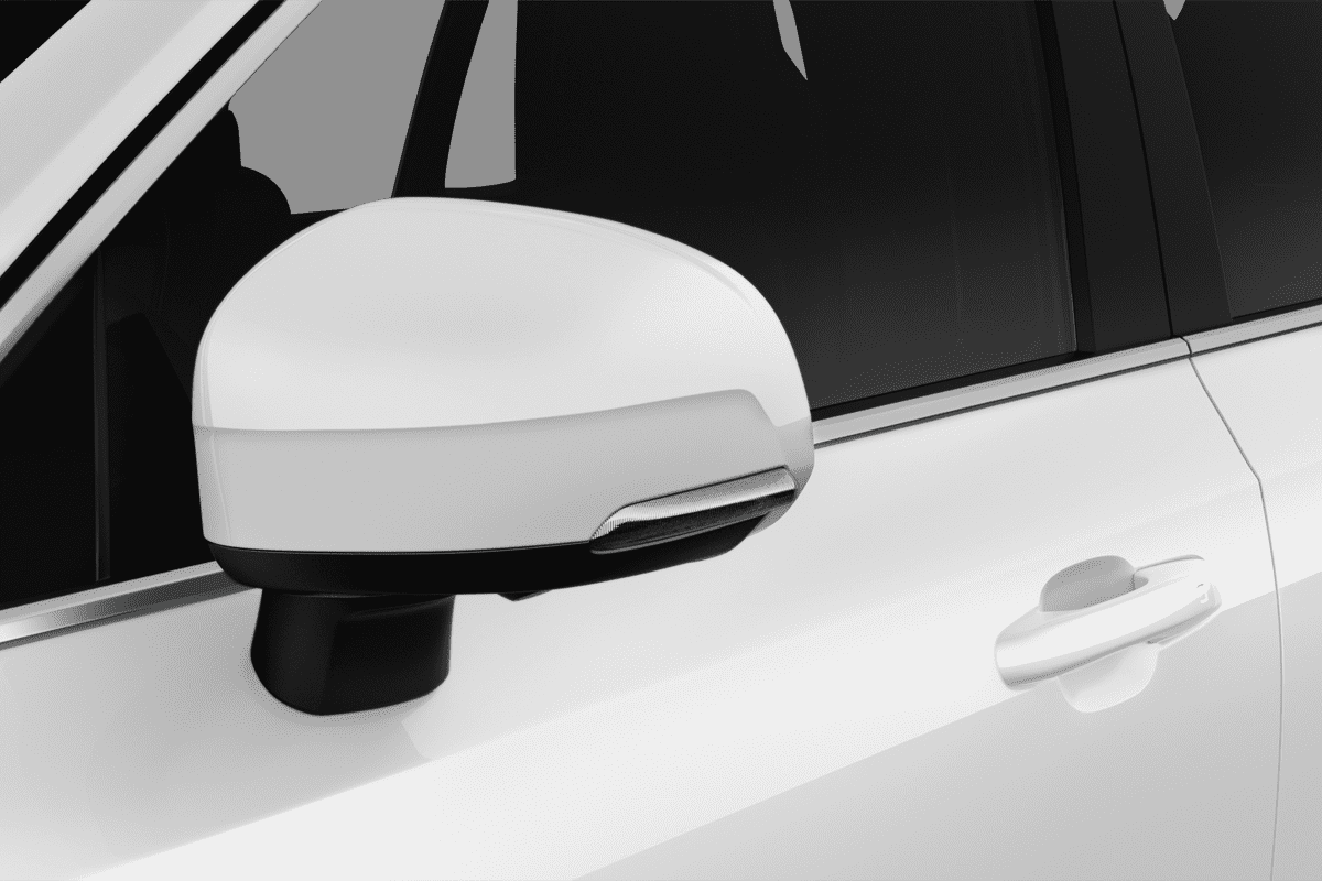 Rückspiegel eines Volvo XC90 Plug-in-Hybrid 