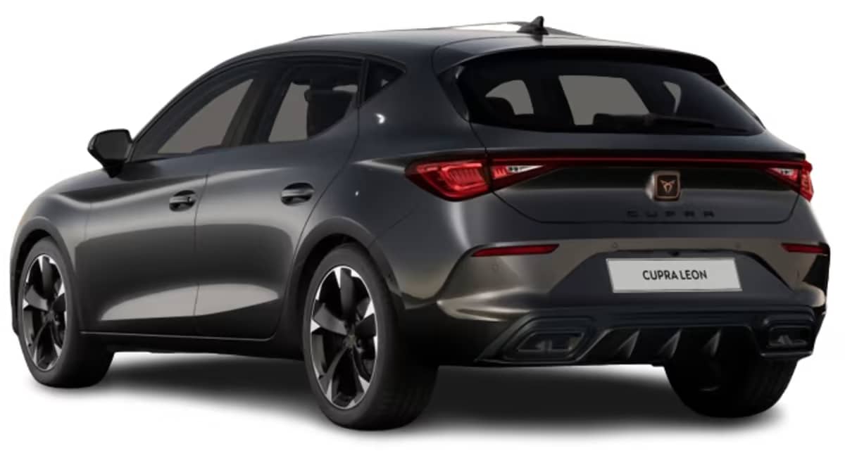 Schräge Heckansicht auf einen CUPRA Leon, freigestellt