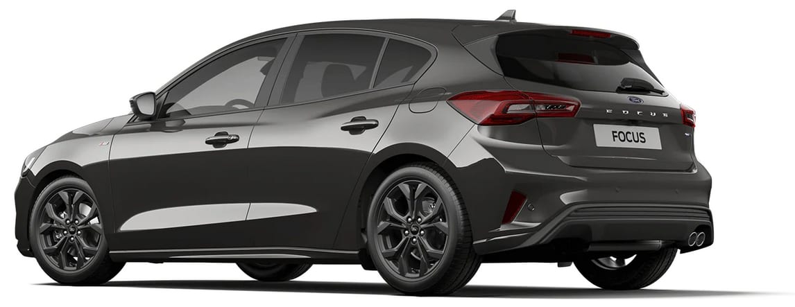 Schräge Heckansicht auf einen Ford Focus, freigestellt
