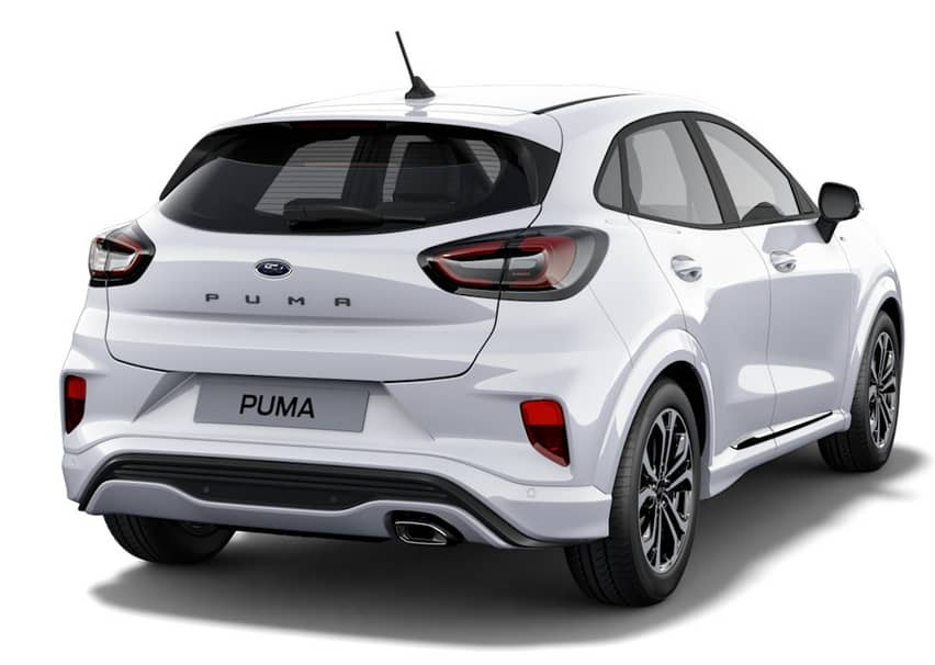 Schräge Heckansicht auf einen Ford Puma, freigestellt