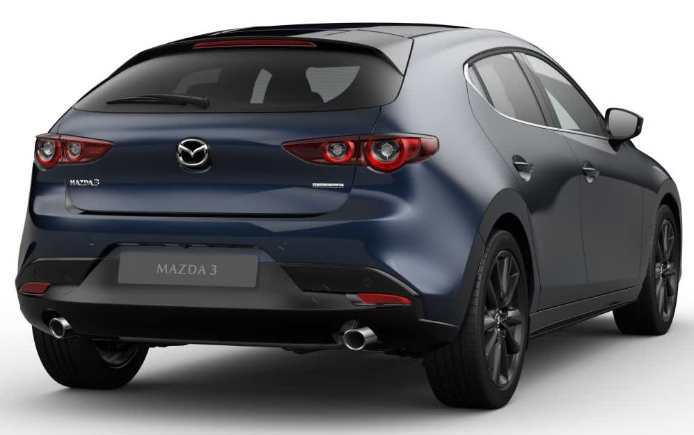 Schräge Heckansicht auf einen Mazda Mazda3, freigestellt