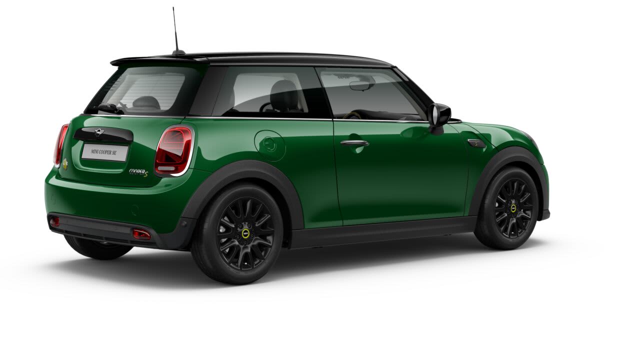 Schräge Heckansicht auf einen MINI COOPER SE, freigestellt