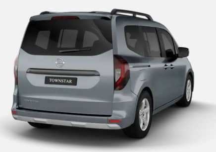 Schräge Heckansicht auf einen Nissan Townstar, freigestellt