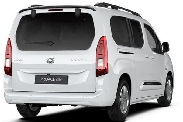 Schräge Heckansicht auf einen Toyota Proace City Verso, freigestellt