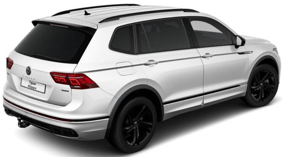 Schräge Heckansicht auf einen Volkswagen Tiguan Allspace, freigestellt