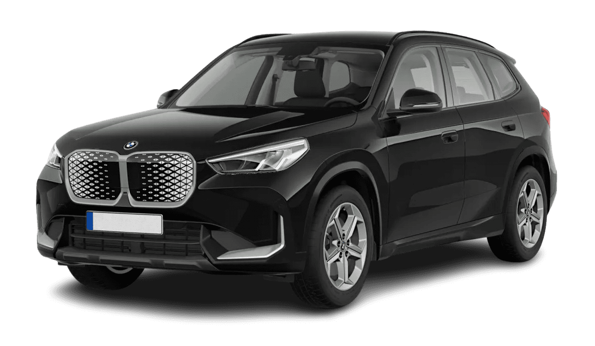 Schräge Frontansicht eines BMW iX1, freigestellt