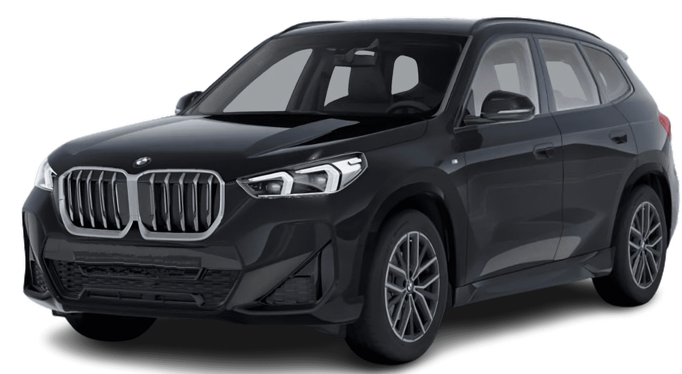 Schräge Frontansicht auf einen BMW X1, freigestellt