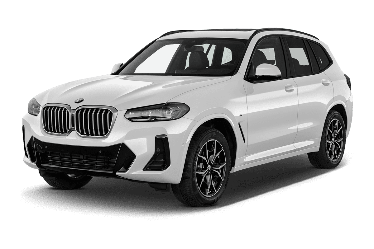 Schräge Frontansicht auf einen BMW X3, freigestellt