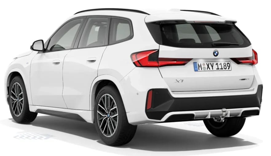 Schräge Heckansicht auf einen BMW X1, freigestellt