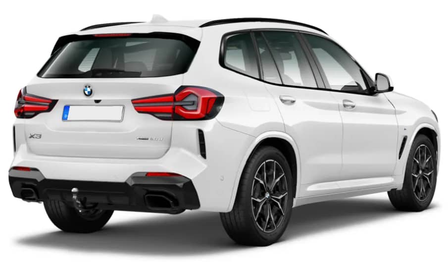 Schräge Heckansicht auf einen BMW X3, freigestellt