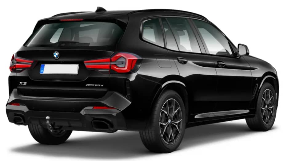 Schräge Heckansicht auf einen BMW X3, freigestellt