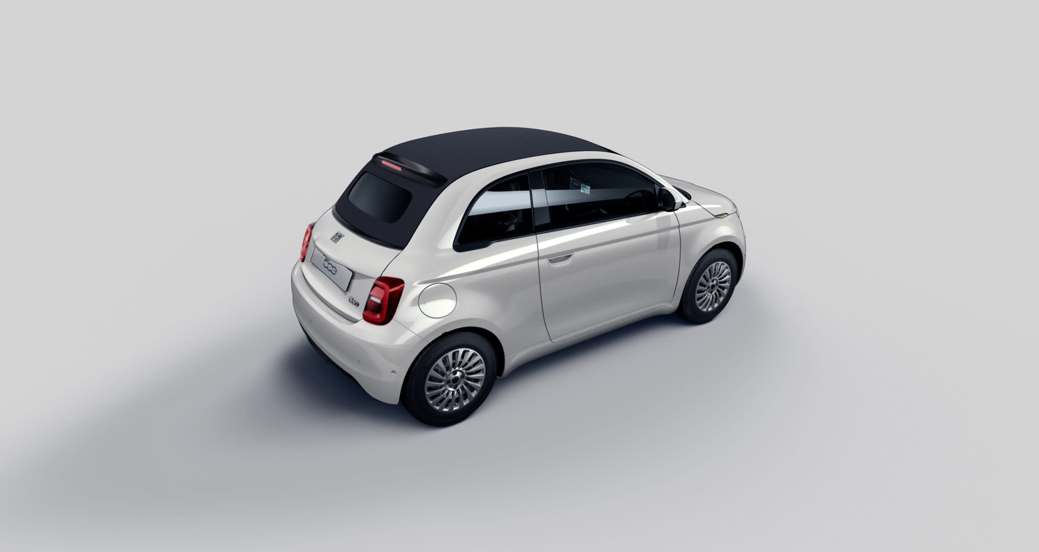 Schräge Heckansicht auf einen Fiat 500, freigestellt