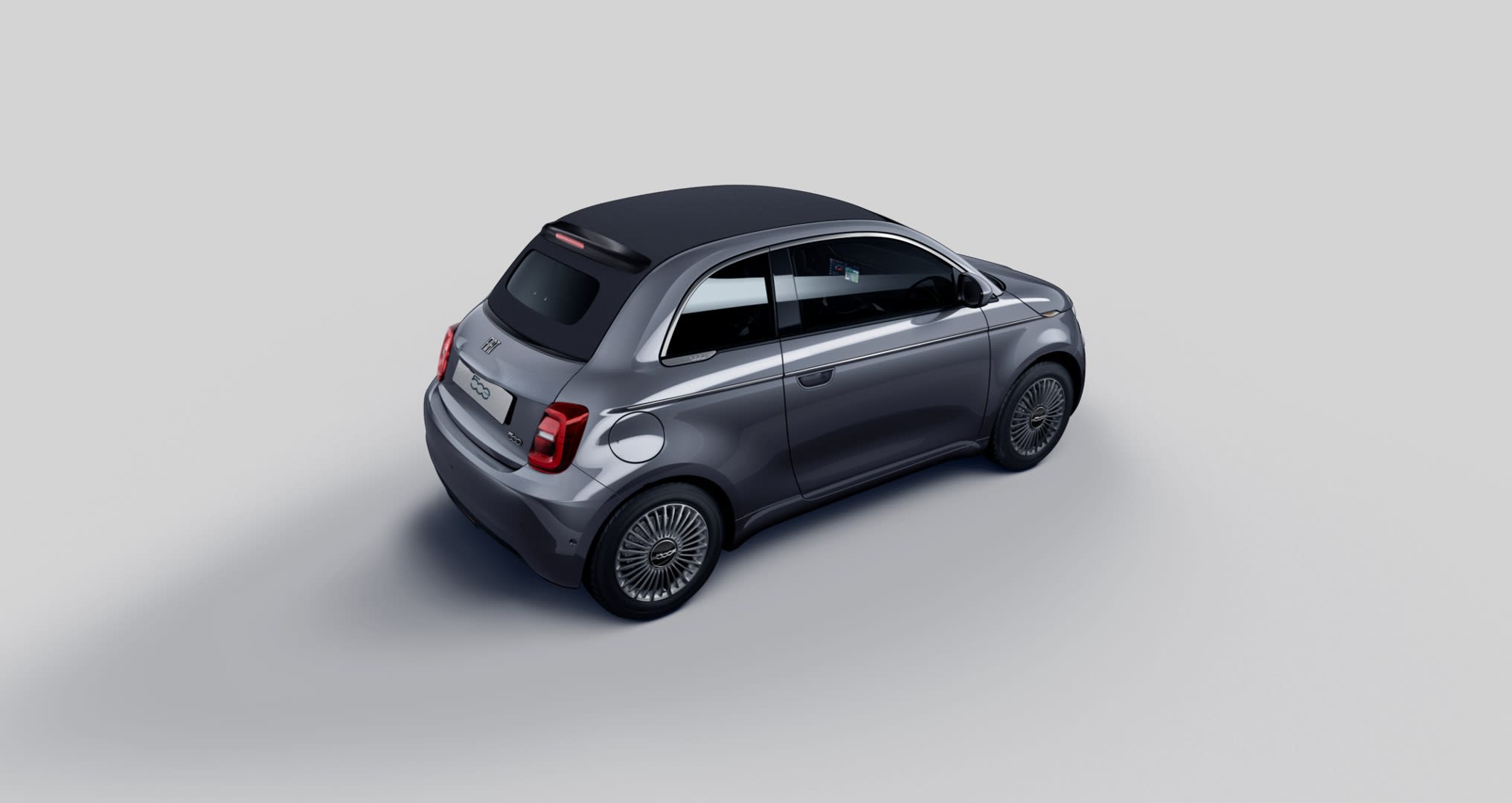 Schräge Heckansicht auf einen Fiat 500, freigestellt