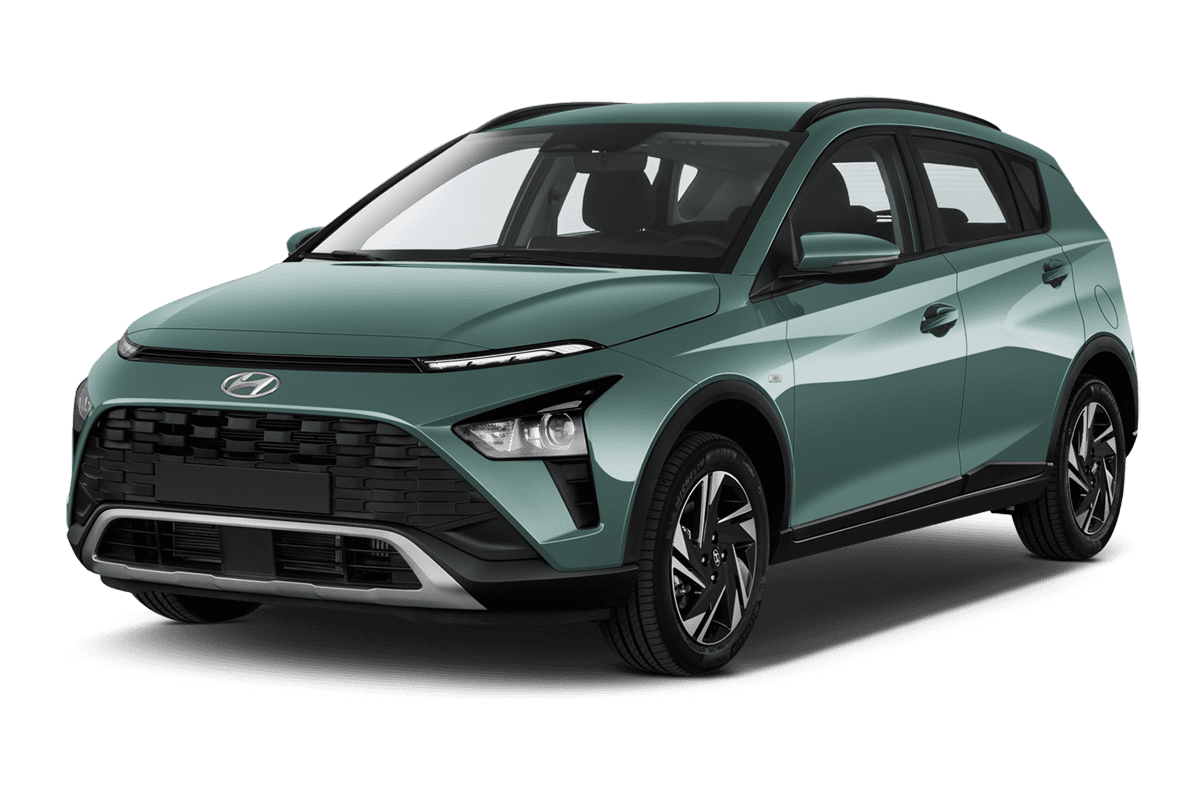 Schräge Frontansicht auf einen Hyundai Bayon, freigestellt