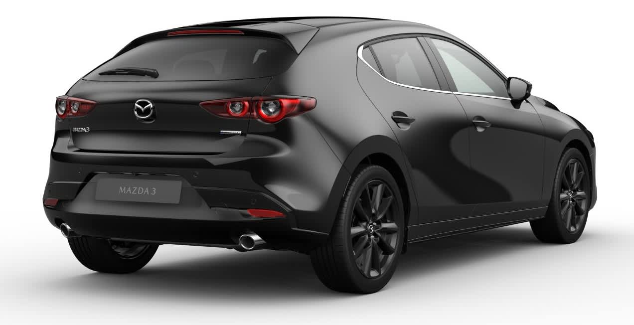 Schräge Heckansicht auf einen Mazda Mazda3, freigestellt