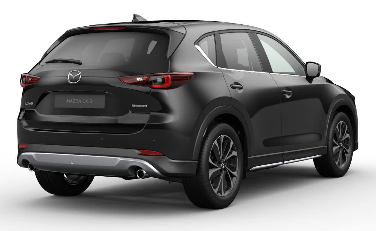Tiefe, schräge Heckansicht eines Mazda CX-5, freigestellt