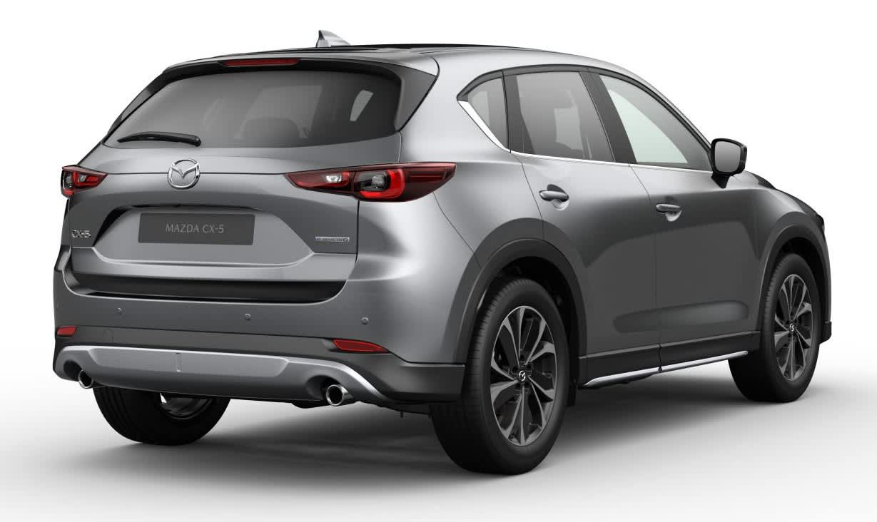 Schräge Heckansicht auf einen Mazda CX-5, freigestellt