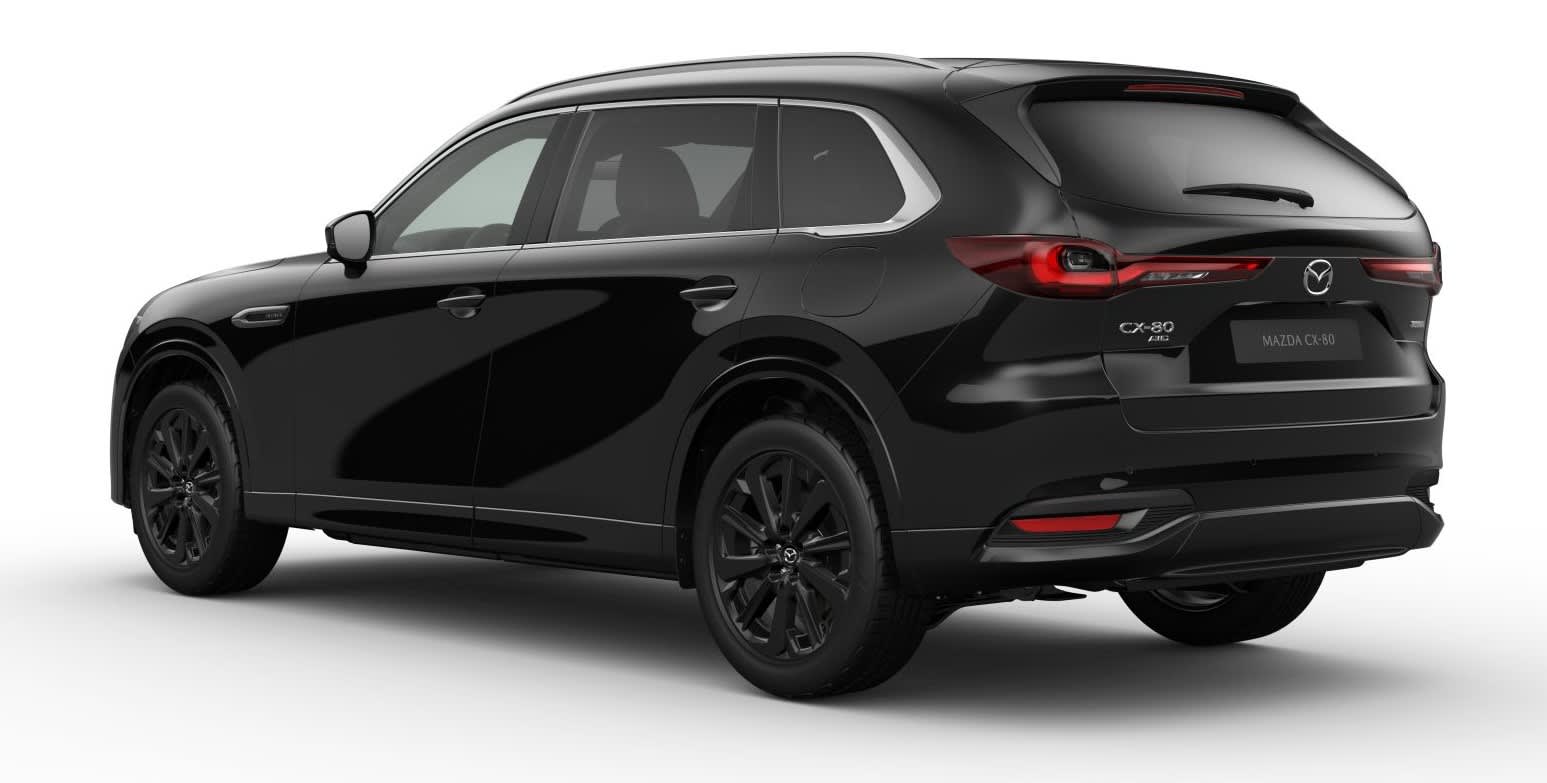 Schräge Heckansicht auf einen Mazda CX-80, freigestellt
