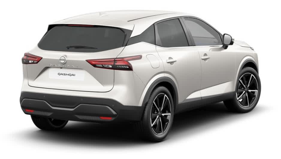 Schräge Heckansicht auf einen Nissan Qashqai, freigestellt