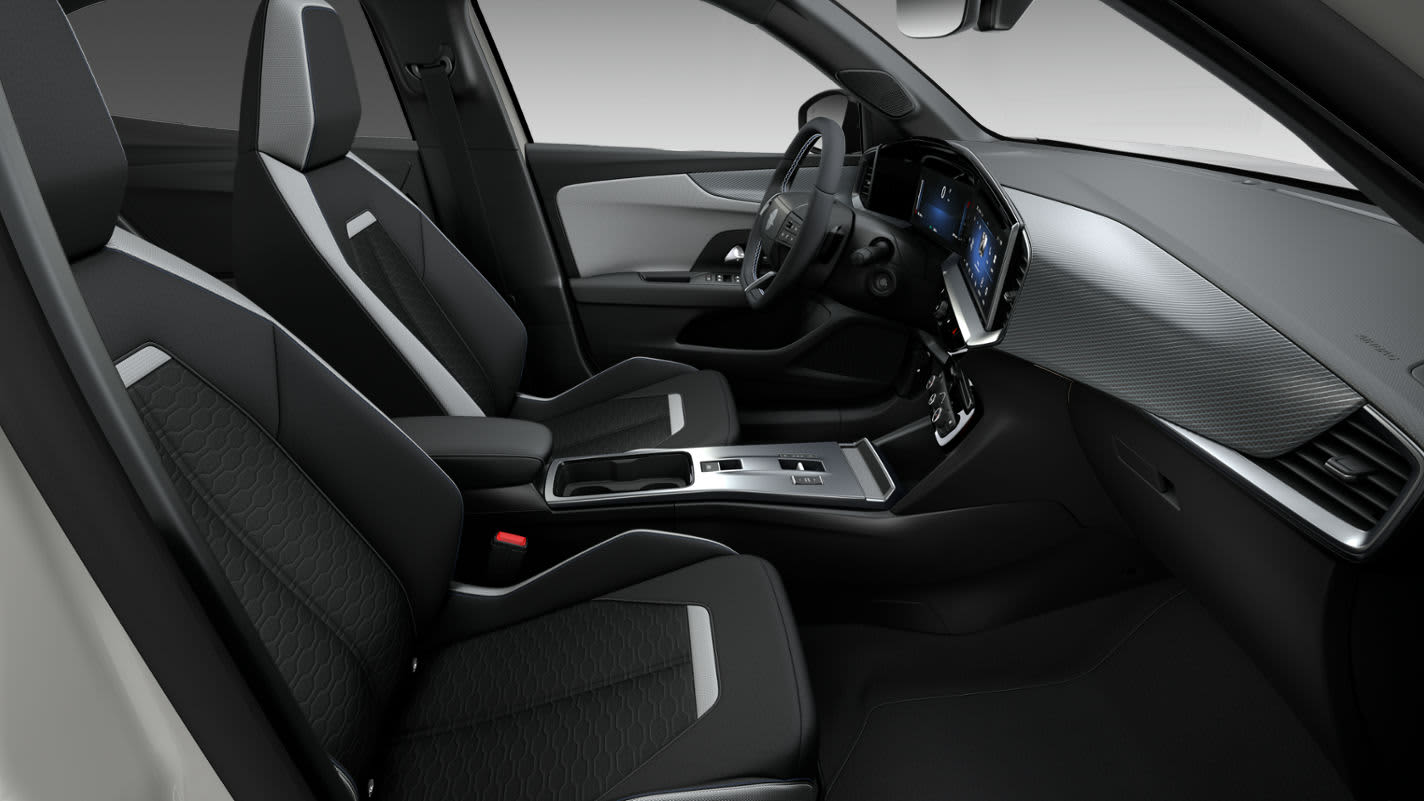 Ansicht der Frontsitze eines Opel Mokka