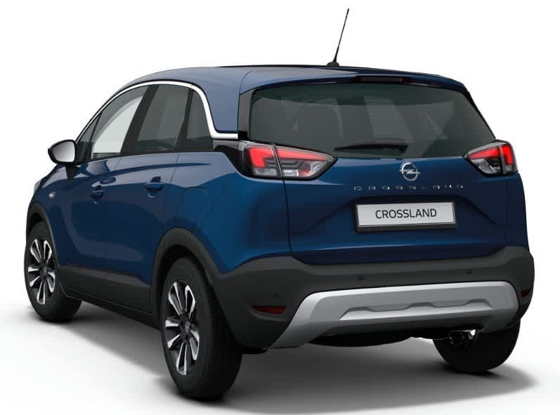 Schräge Heckansicht auf einen Opel Crossland, freigestellt