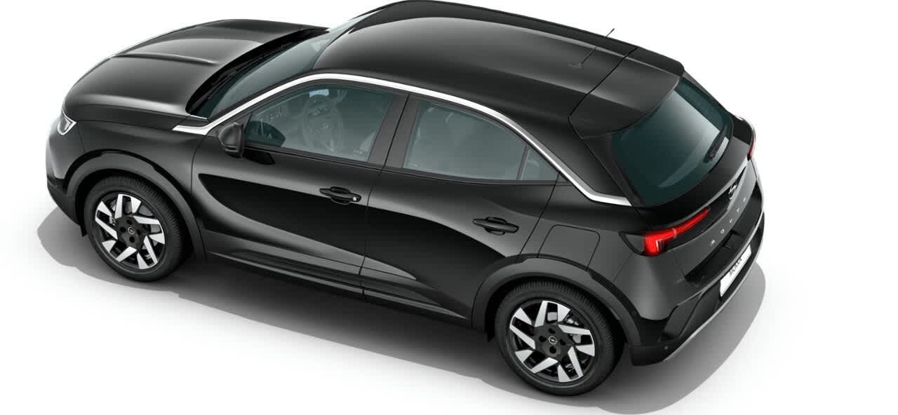 Schräge Heckansicht auf einen Opel Mokka, freigestellt
