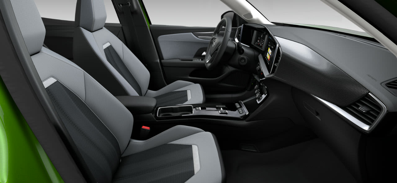 Ansicht der Frontsitze eines Opel Mokka