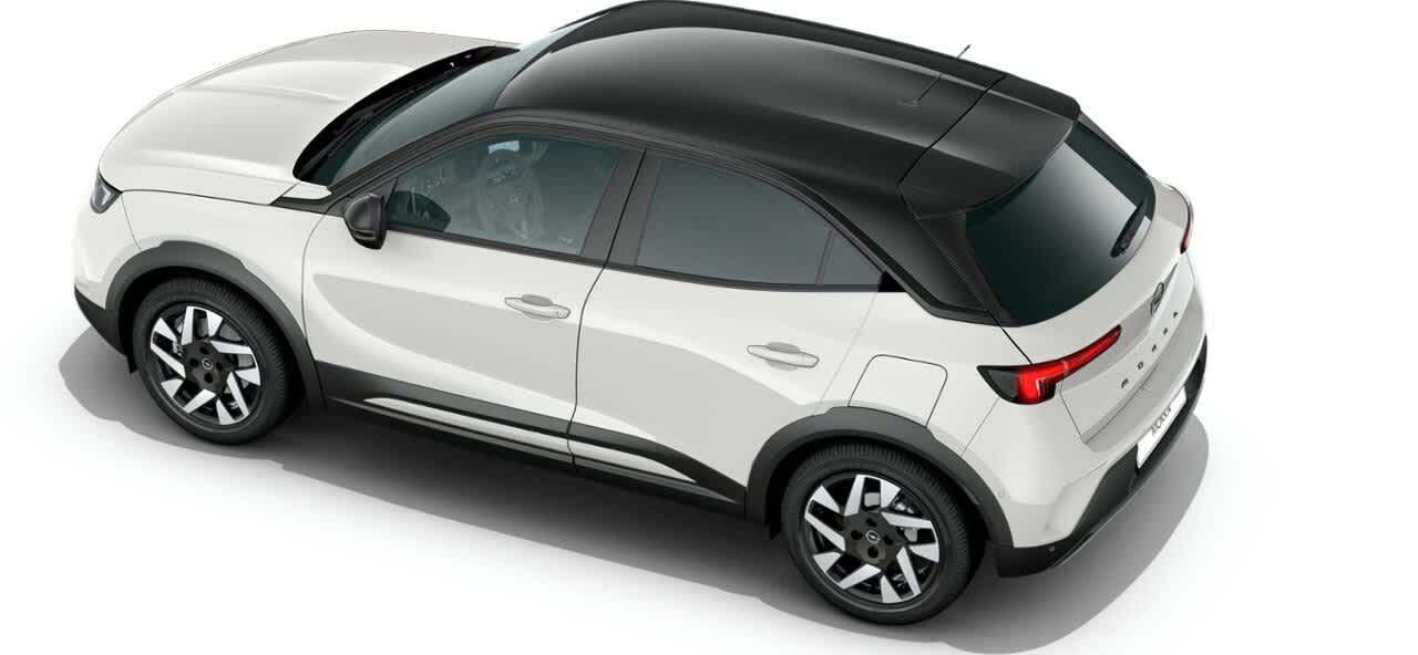 Schräge Heckansicht auf einen Opel Mokka, freigestellt
