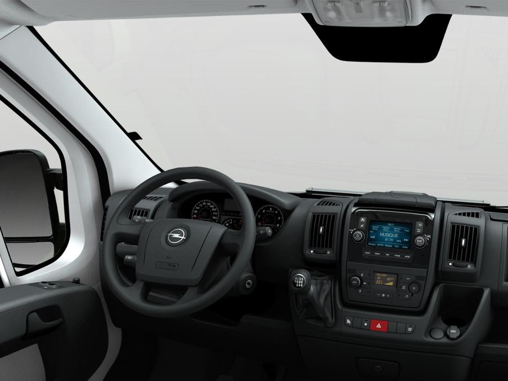 Ansicht des Armaturenbretts eines Opel Movano