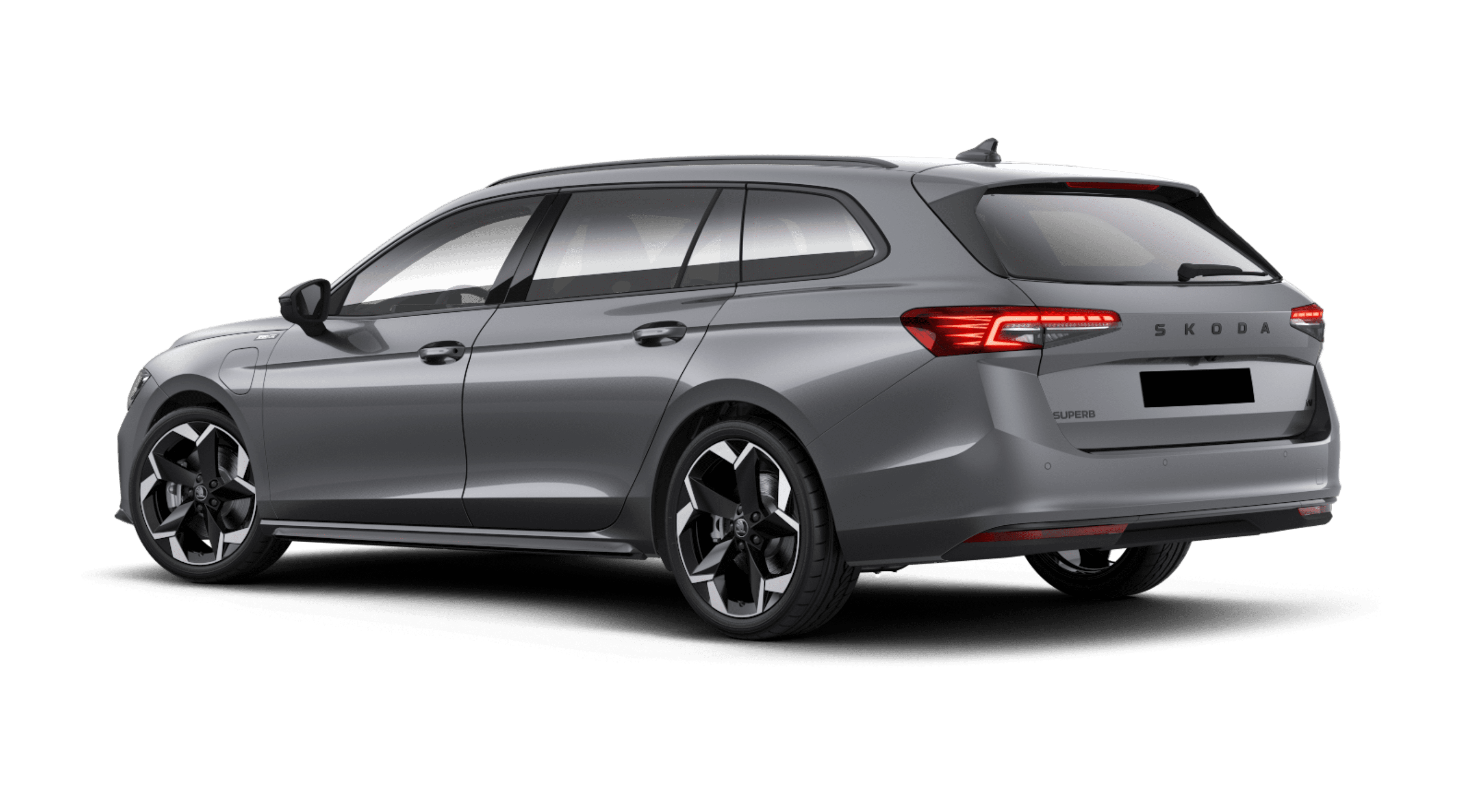 Schräge Heckansicht eines Skoda Superb, freigestellt