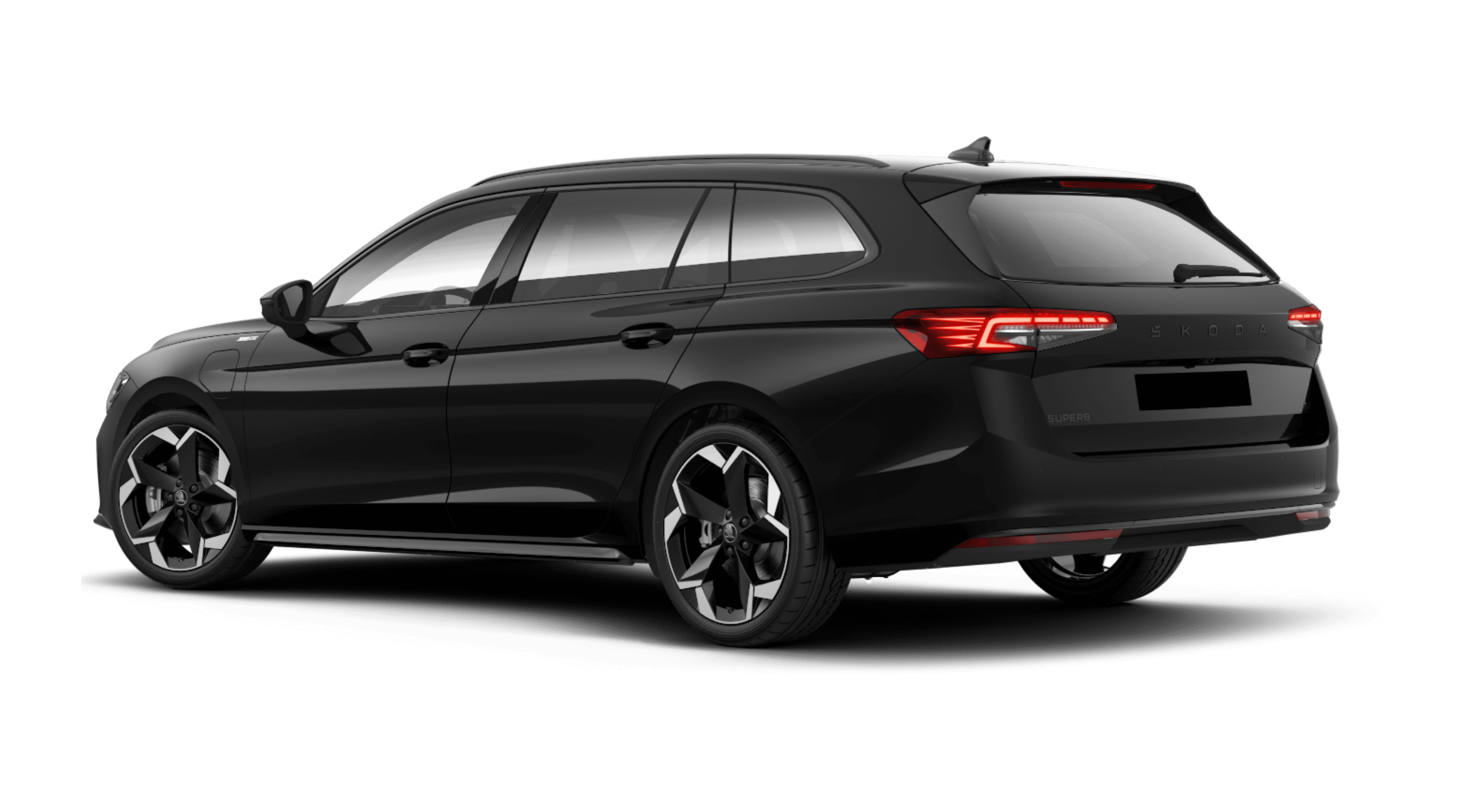 Schräge Heckansicht eines Skoda Superb, freigestellt