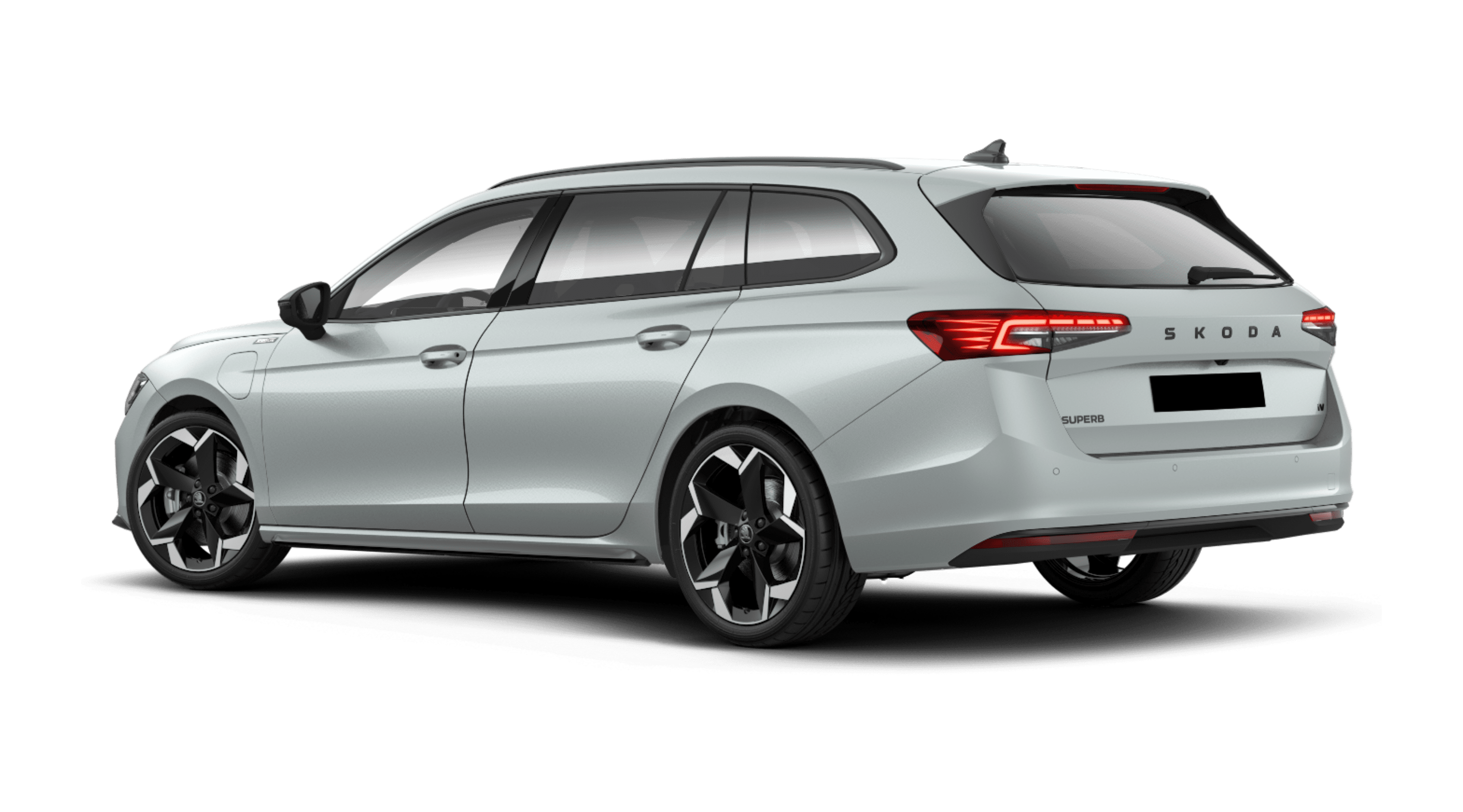 Schräge Heckansicht eines Skoda Superb, freigestellt