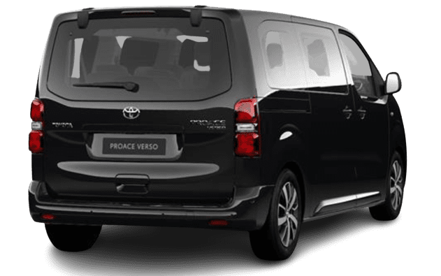 Schräge Heckansicht auf einen Toyota Proace Verso, freigestellt