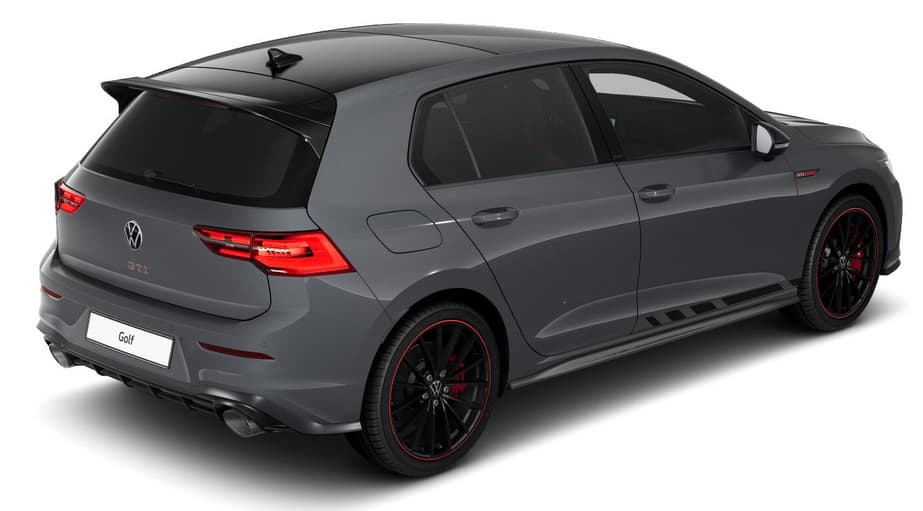 Schräge Heckansicht auf einen Volkswagen Golf, freigestellt