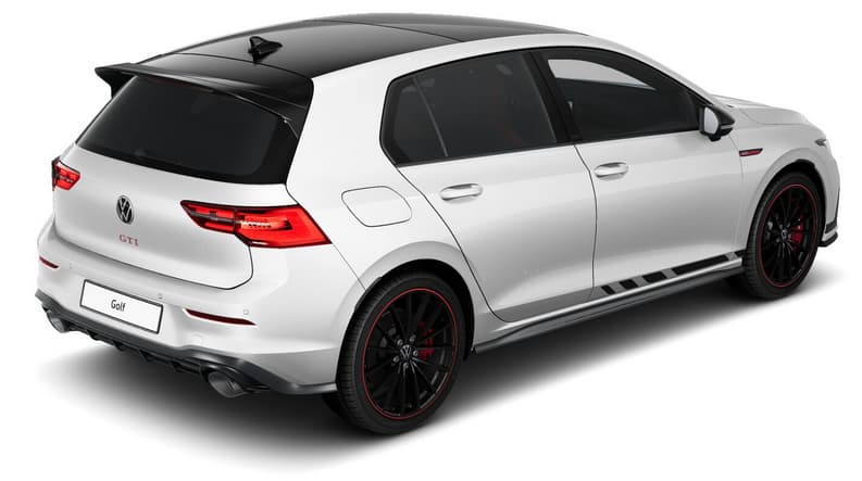 Schräge Heckansicht auf einen Volkswagen Golf, freigestellt