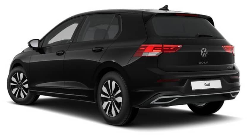 Schräge Heckansicht auf einen Volkswagen Golf, freigestellt