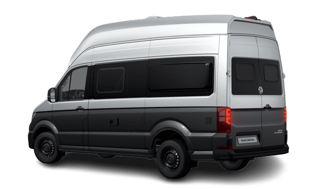 Schräge Heckansicht auf einen Volkswagen Grand California, freigestellt