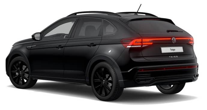 Schräge Heckansicht auf einen Volkswagen Taigo, freigestellt