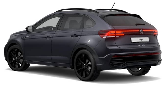 Schräge Heckansicht auf einen Volkswagen Taigo, freigestellt