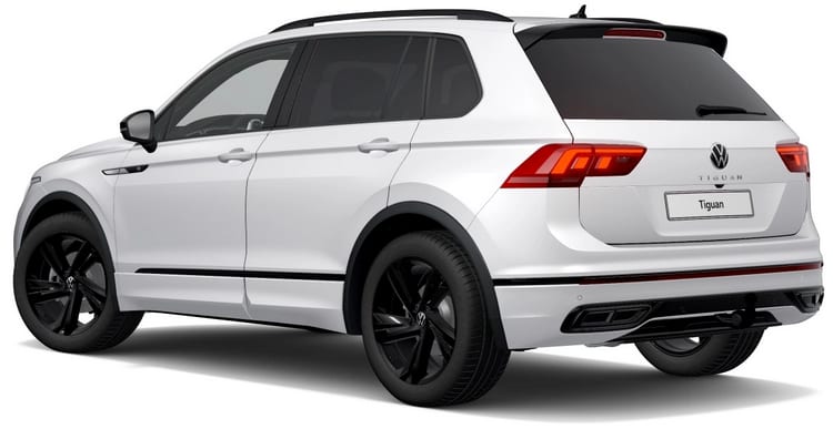 Schräge Heckansicht auf einen Volkswagen Tiguan, freigestellt