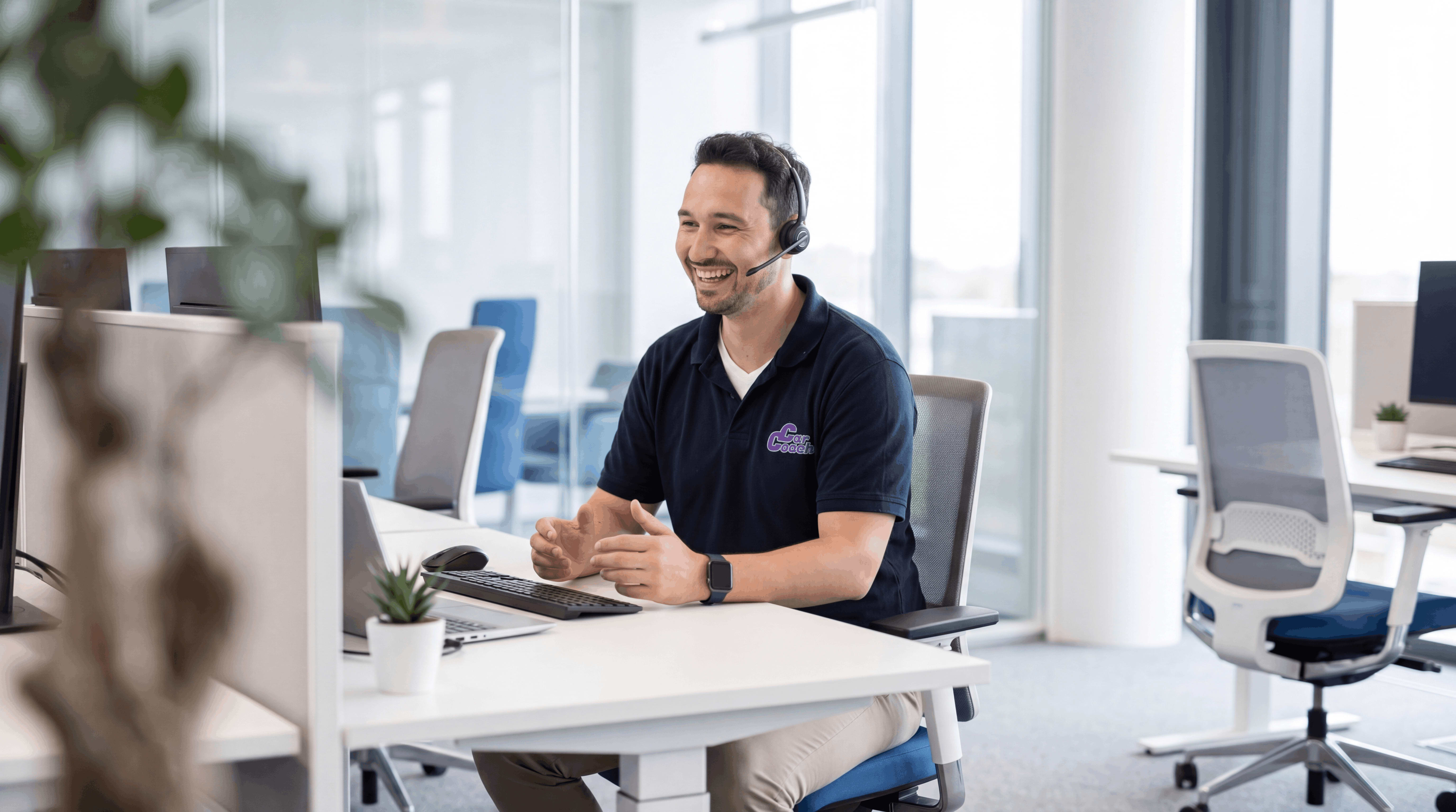 CarCoach mit Headset bei der persönlichen Fahrzeugberatung im Büro