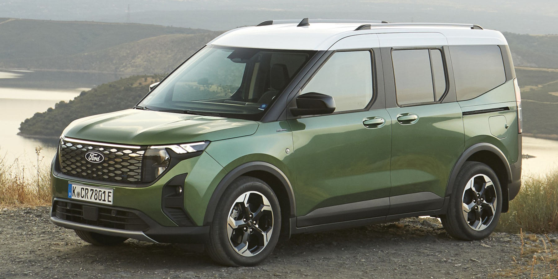 Ford E-Tourneo Courier in dunkelgrün auf einer Straße