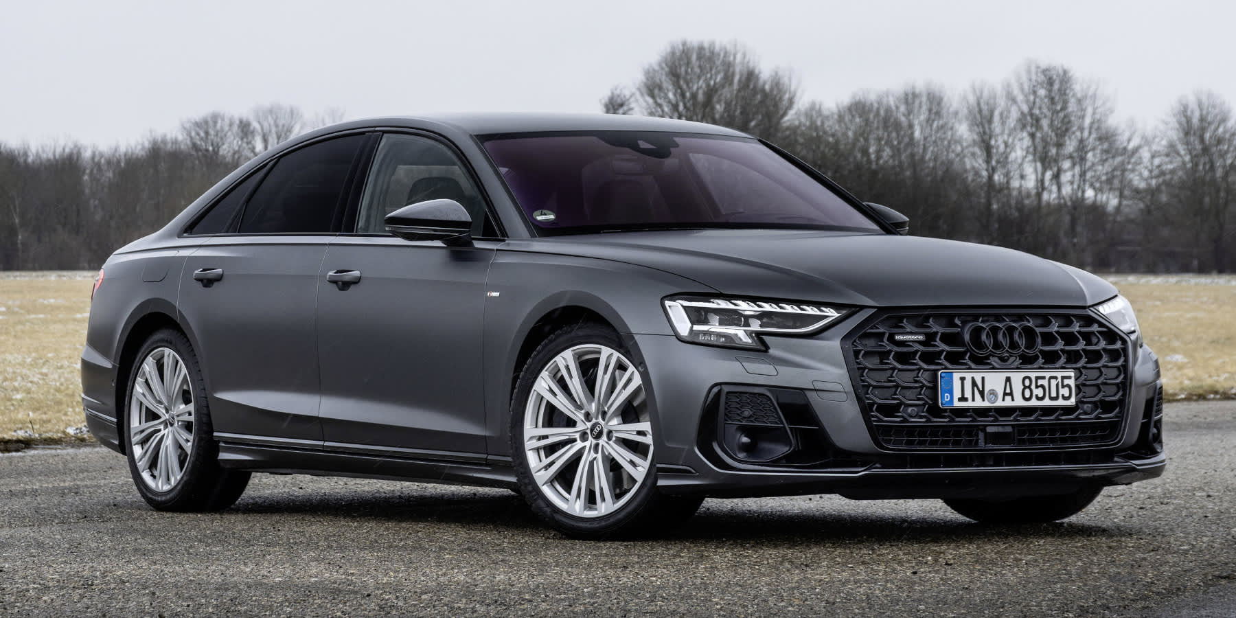 Audi A8 dunkelgrau parkt leicht angeschrägt