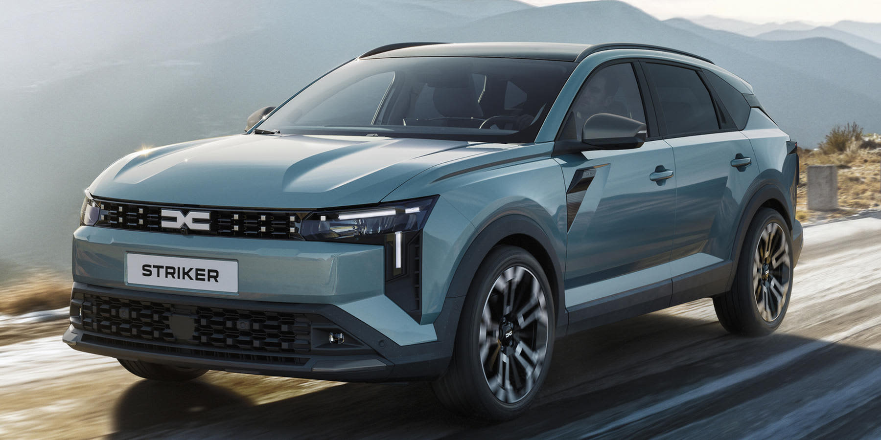 Dacia Striker als Kombi-SUV auf einer Straße unterwegs.