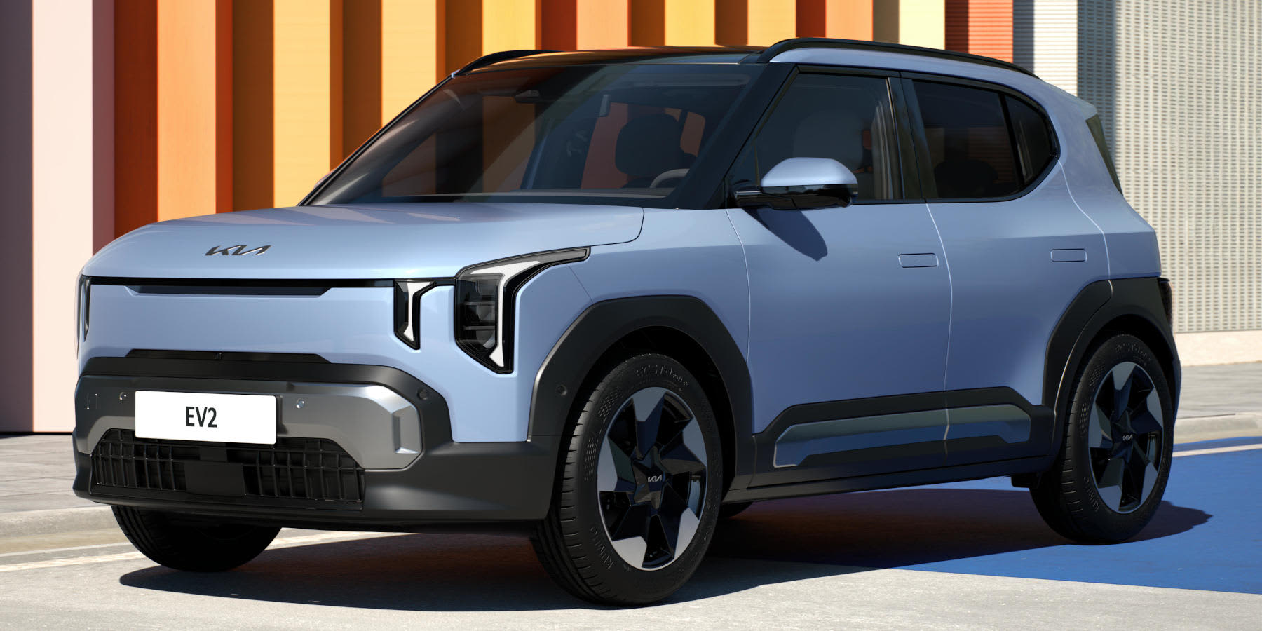 Hellblauer Kia EV2 in der Schrägansicht