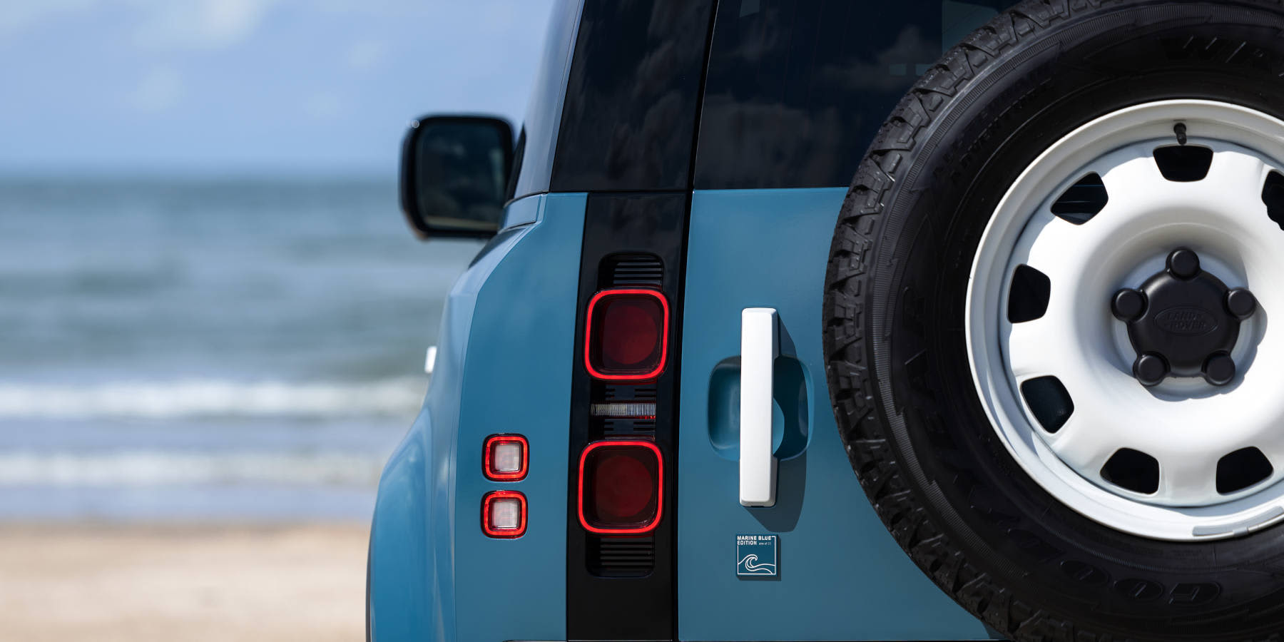 Land Rover Defender 90: Nahaufnahme. Bildausschnitt zeigt Reserverad am Heck