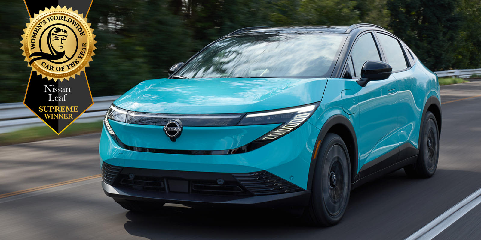 Nissan Leaf auf einer Straße unterwegs. Daneben Siegerplakette des Awards zu sehen.