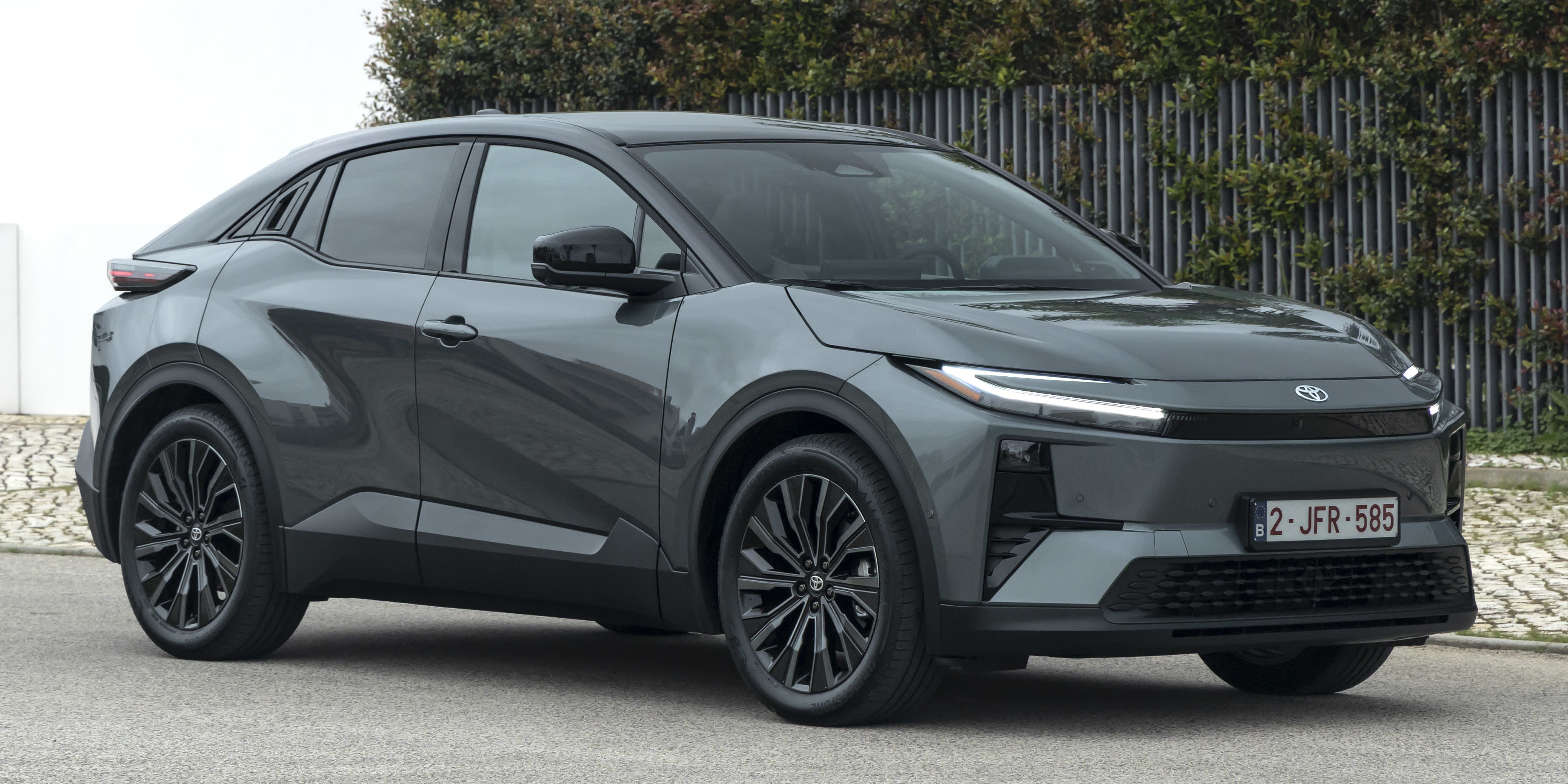 Toyota C-HR+ dunkelgrau in den seitlichen Ansicht.