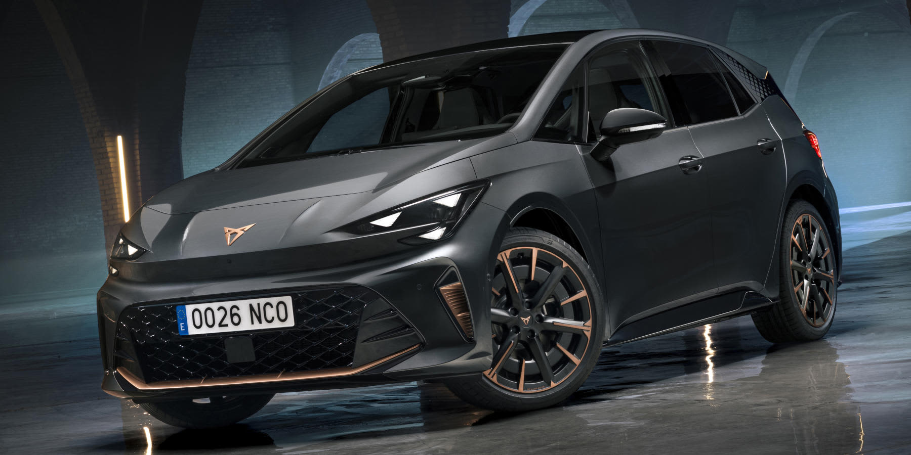 Neuer Cupra Born in grau. Frontansicht, Auto steht leicht schräg.