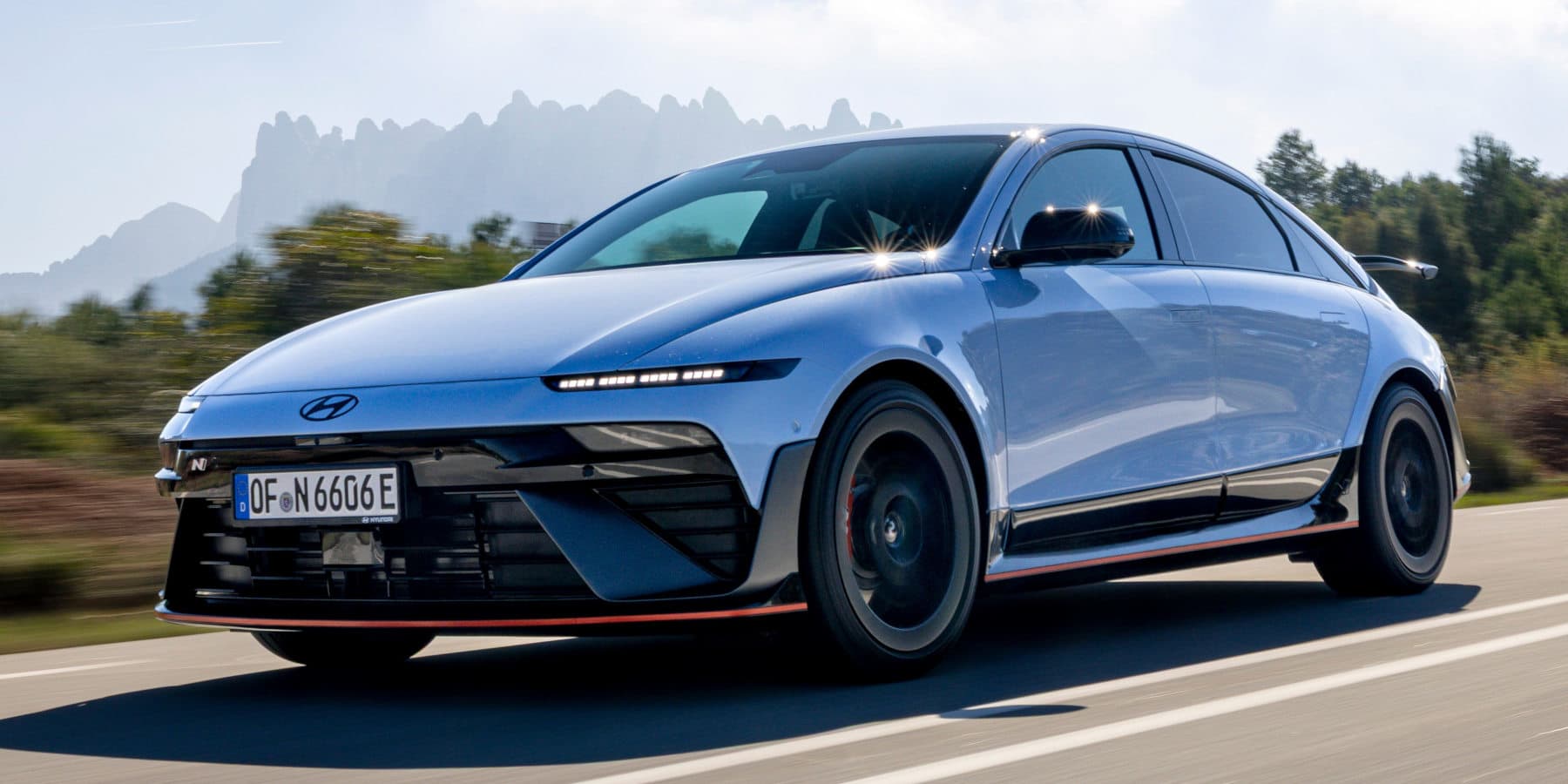 Hellblauer Hyundai Ioniq 6 N fährt auf einer Straße